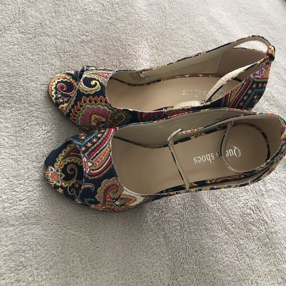 Beautiful Pattern Heels - Picture 5 of 6